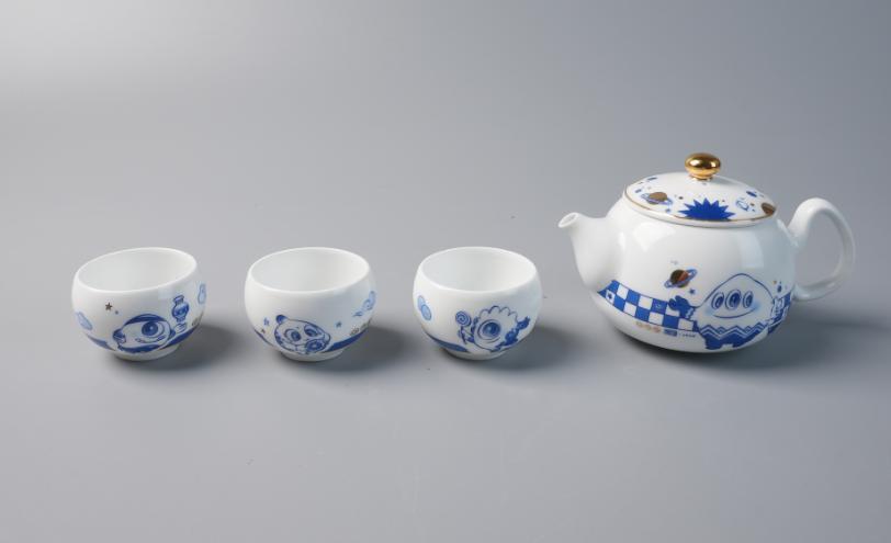 Hongye and Battle of Balls collaboration, blue character decoration on porcelain teapot and cups
