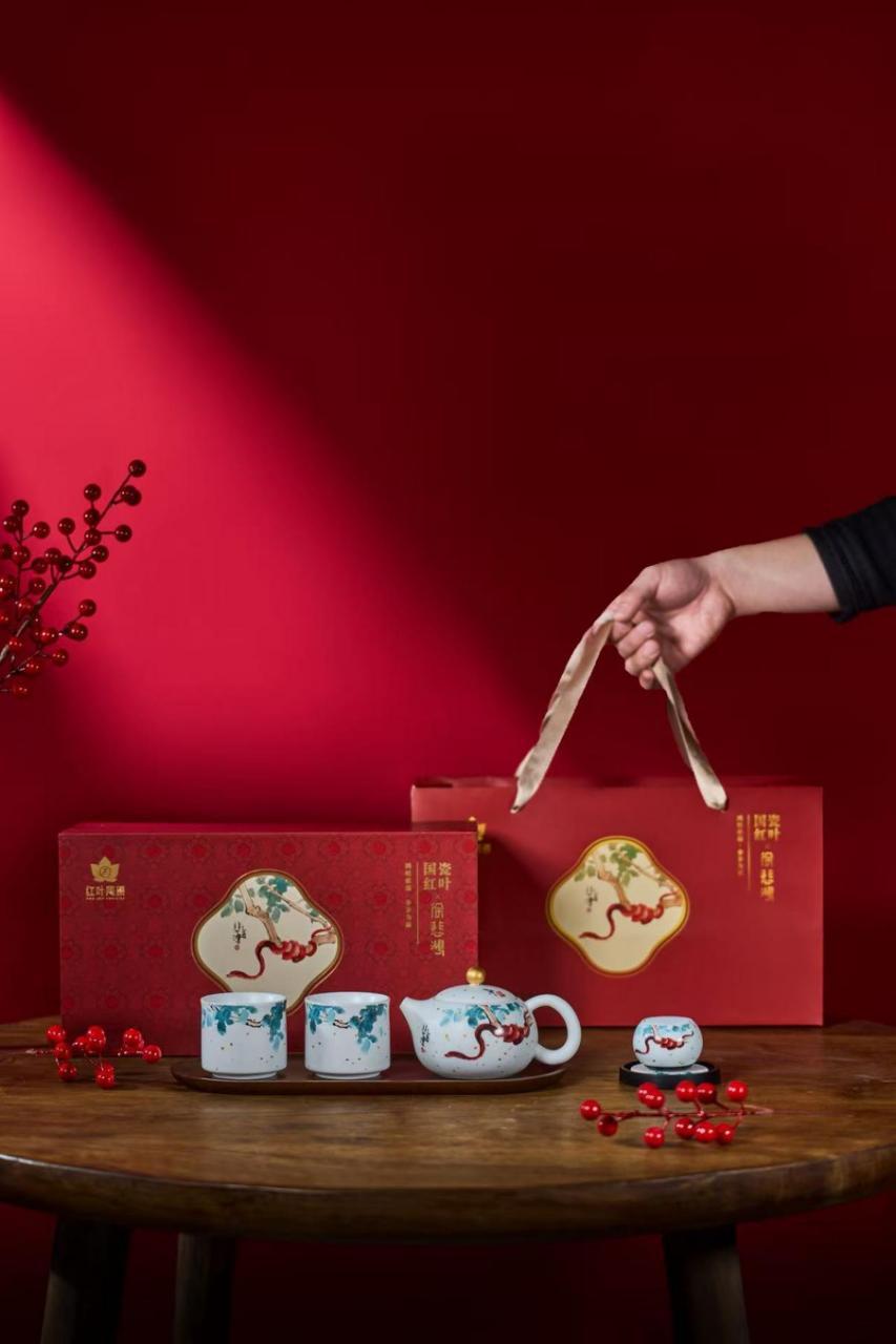 Hongye and Xu Beihong Museum collaboration porcelain tea set with original red gift presentation