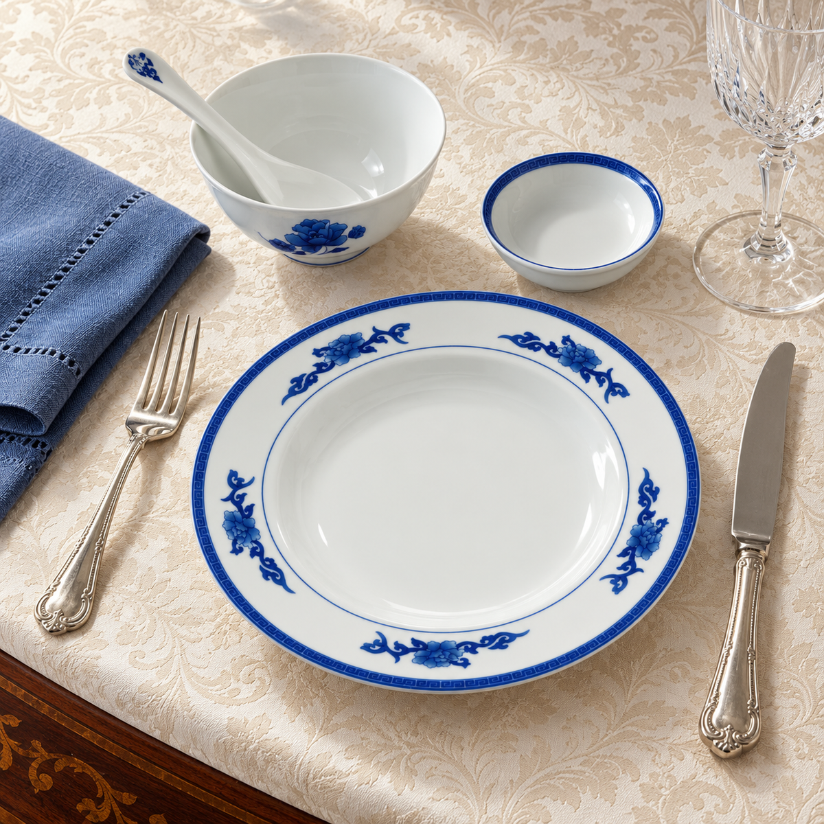 Qingyun place setting with porcelain and gold details